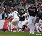 연장 11회 2사 만루서 터진 심우준의 끝내기 안타…0% 확률 뒤집기 노리는 KT의 질주는 계속된다.