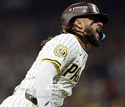 [NLDS] ‘BEAT LA' 샌디에이고, 다저스 6-5로 꺾고 2년전 기억 소환…NLCS 보인다