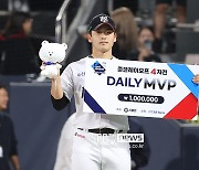 [포토S] 박영현, 준플레이오프 4차전 MVP