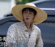 "확실히 잘하네" BTS 진, 고추밭 평정한 성실 미남…우연히 만난 대학생들과 일손 돕기