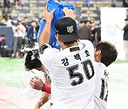 심우준 '강백호에게 축하 물세례를 받으며'[포토]