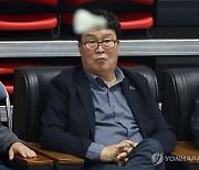 김택규 대한배드민턴협회장과 셔틀콕