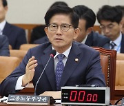 김문수 장관, 역사 인식 논란 속 "내가 왜" 버티다 결국 국감 퇴장