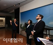 [포토]신계용 과천시장, 주한 세르비아 대사와 추사박물관 방문