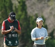 [mhn포토] 전예성, 야디지북 보며 살핀다