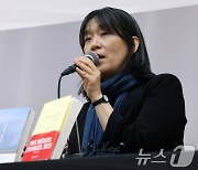 [속보] 스웨덴 한림원 "한강은 역사 트라우마에 맞선 인간 그린 강렬한 산문 썼다"