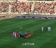 SON ‘대체자’ 낙점된 황희찬이 쓰러졌다…요르단 연속 태클에 부축받으며 아웃→엄지성 투입[SS암만in]