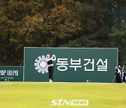 [STN포토]안전한 방향으로 티샷 날리는 장수연