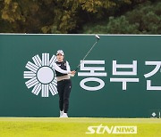 [STN포토]타구를 바라보는 장수연