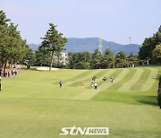 [STN포토]티샷후 이동하는 박현경