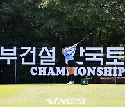 [STN포토]강하게 티샷 날리는 방신실