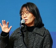 “한국 사상 첫 노벨 문학상”…한강 수상 소식에 외신도 ‘긴급타전’