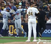 실패로 돌아간 시즈 3일 휴식 카드...1.2이닝 3실점 강판 [NLDS4]