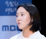 취재진 질문에 귀 기울이는 송연화 감독 [사진]