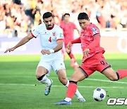 주민규,'경기 시작부터 슈팅' [사진]