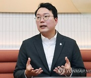 "개 46만 마리 1년치 사료 값 2700억 정부가 떠안을 판"