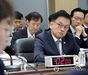 최상목 "신용카드 세액공제율 하락, 소상공인 어려움 감안할 것"