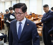 김문수, 역사관 공방···고용부 국감, 7시간째 ‘첫 질의’도 못해