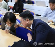 대화하는 장상윤 사회수석과 정경실 의료개혁추진단장