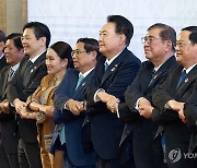 윤석열 대통령, 아세안+3 정상회의 기념촬영