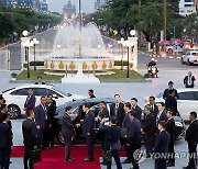 작별 인사 나누는 윤석열 대통령과 시술릿 라오스 주석