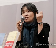 "온몸에 전율…자랑스럽다" 한강 노벨문학상에 시민들 환호(종합)