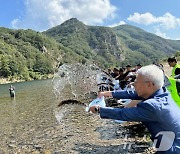 충남수산자원연구소, 금강에 다슬기 20만 패 방류