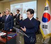 [국감]선서하는 최상대 주OECD 대표부 대사 등 유럽 재외공관 기관장과 직원들