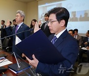 [국감]선서하는 최상대 주OECD 대표부 대사와 유럽 재외공관