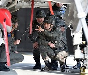 F-35A 스텔스전투기 무장 점검 나선 김명수 합참의장