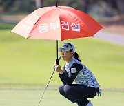 [STN포토]김수지, 옆에서 라인을 읽어요