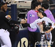 [포토] 신민재에게 축하 악수 건네는 로하스