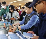 서점가는 ‘노벨문학상 한강’ 돌풍… 반나절 만에 13만부 판매