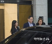 삼성 이재용·정현호, 동남아 출장 마치고 굳은 표정으로 입국