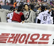 LG, 5차전 접전 끝에 KT 꺾고 PO 진출…삼성과 KS행 다툰다