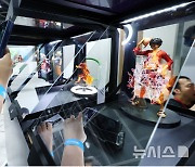 3D 홀로그램 디스플레이 살펴보는 관람객들