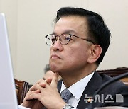 질문 듣는 최상목 부총리