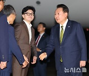 국민의힘 지도부와 인사 나누는 윤석열 대통령