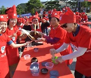 순창장류축제, 고추장 만드는 관광객들