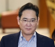 이재용 회장, 굳은 얼굴로 귀국…'삼성 위기론'엔 입 닫아