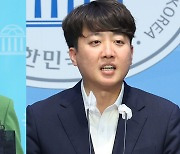 명태균 때문에 나경원, 이준석과 설전...홍매화 vs. 피부과