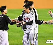 박경수-우규민, '오지환-임찬규, 승리 축하해' [사진]