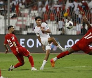 인도네시아 축구팬, 심판 판정에 대폭발···“바레인 출신 AFC 회장 눈치보여 종료 휘슬 안불어”