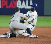 뉴욕 양키스 유격수 태그 과정에서 팔뚝으로 턱 때려 벤치 클리어링…결국 3-1로 이기고 ALCS 진출 확정