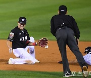 [ST포토] 포수 실책으로 또 빠진 공