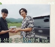 [종합] 차승원·유해진, 추자도 입성→뜨거운 햇빛에 땀 폭발 (‘삼시세끼’)