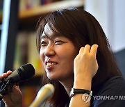 한강 작품 속 서늘하고도 뜨거운 시적 문장들