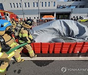 전기차 화재 진압 훈련하는 원주소방서 대원들