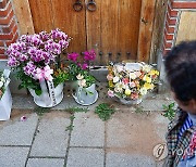 한강 작가 자택 앞에 놓인 축하 화환들