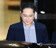 차량 탑승하는 이재용 회장